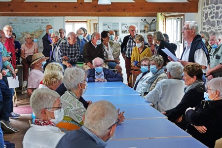 Tésis nous donne des nouvelles de la promo. Nous faisons une minute de silence à la mémoire de nos ami(e)s disparu(e)s. Madeleine, à sa droite nous donnera des infos concernant le séjour, les zapattes...